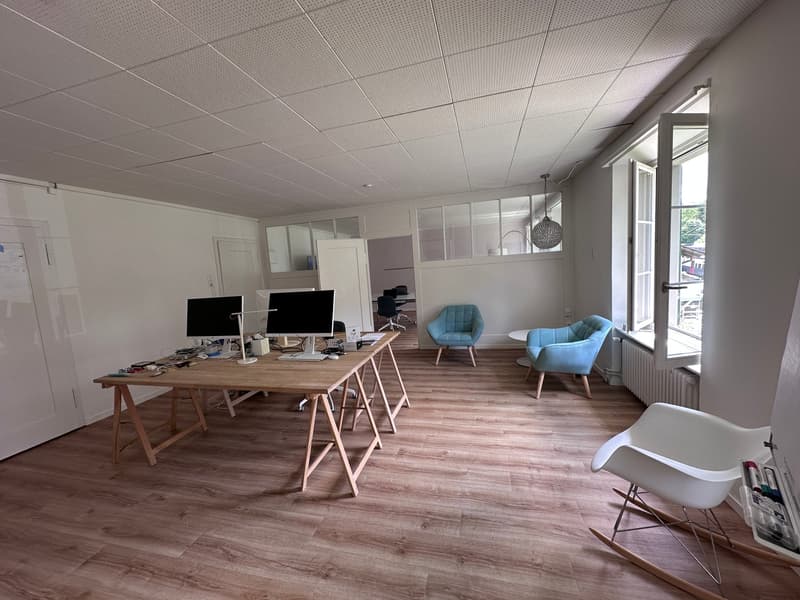 Helles, voll ausgestattetes Büro mit schönem Parkett (5)