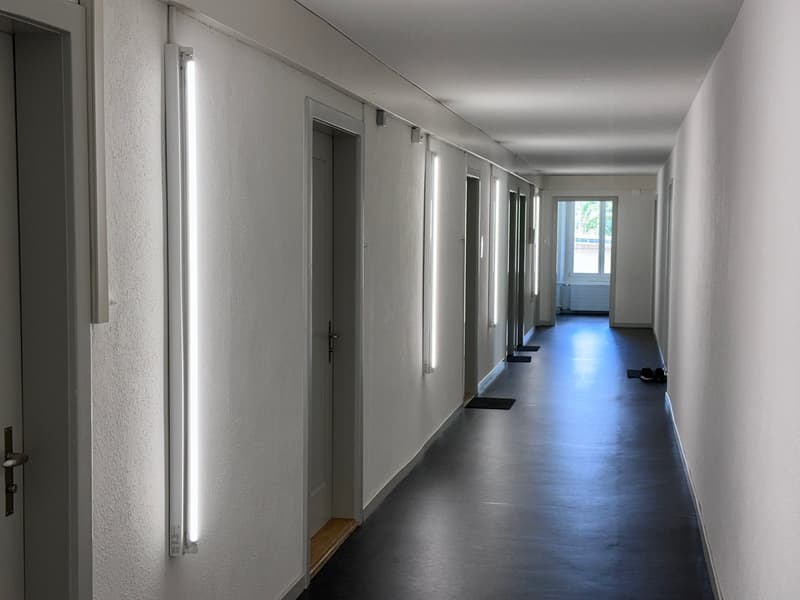 Helles, voll ausgestattetes Büro mit schönem Parkett (12)