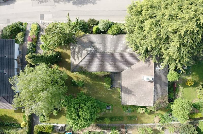 Stilvoller 5.5 Zimmer-Bungalow mit charmantem Garten und Garage (9)