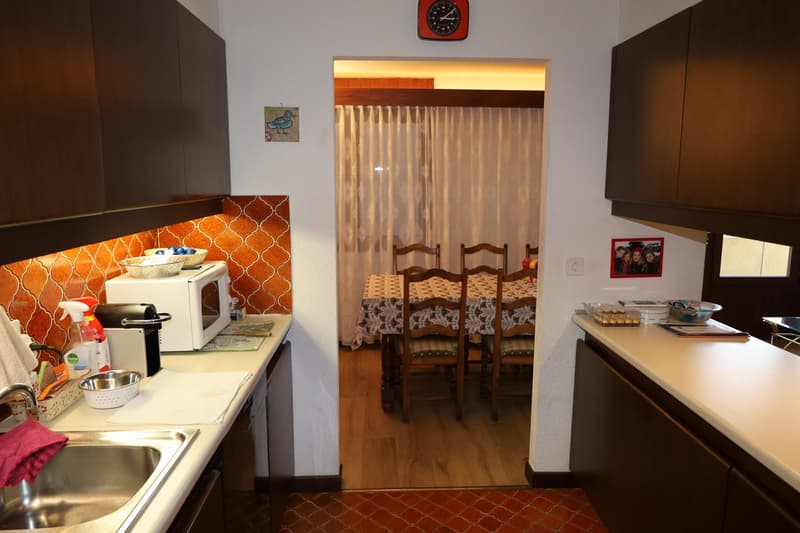 kitchen sink, washing machine, dishwasher, microwave, dining table, chairs