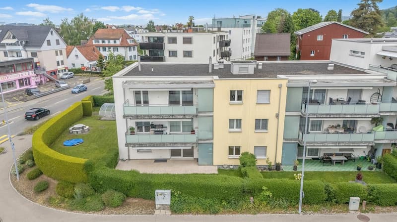 Bequeme 4.5-Zimmer-Gartenwohnung mit zwei Aussenbereichen (1)