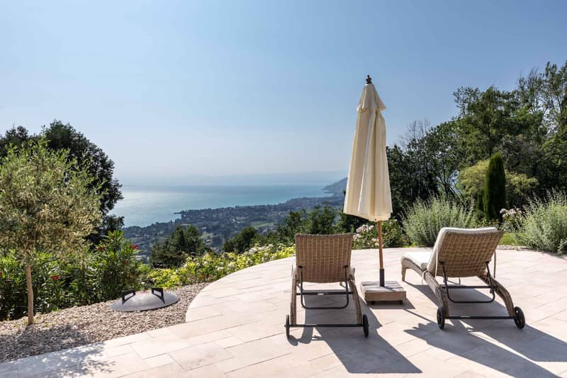 Propriété moderne avec piscine et vue panoramique (2)
