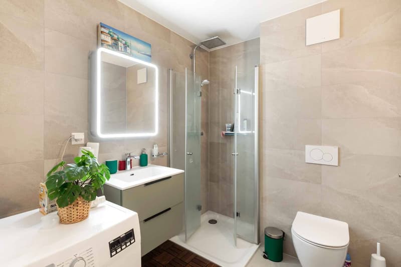Salle de douche avec WC