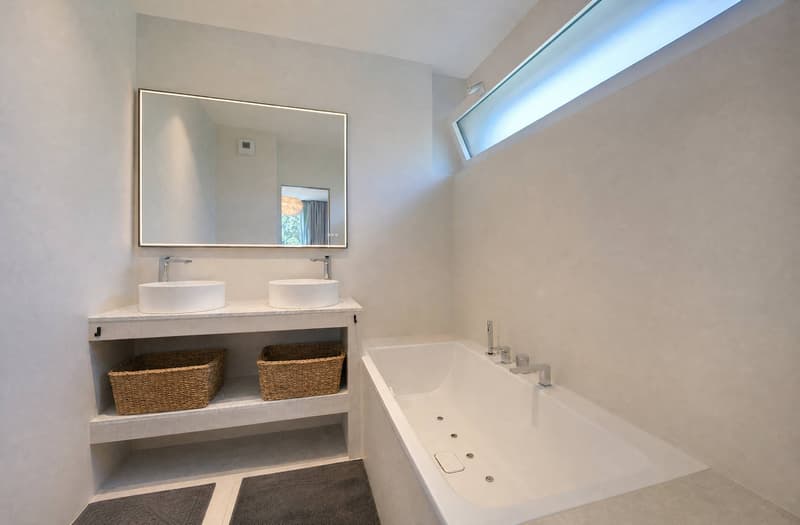 Salle de bains avec WC