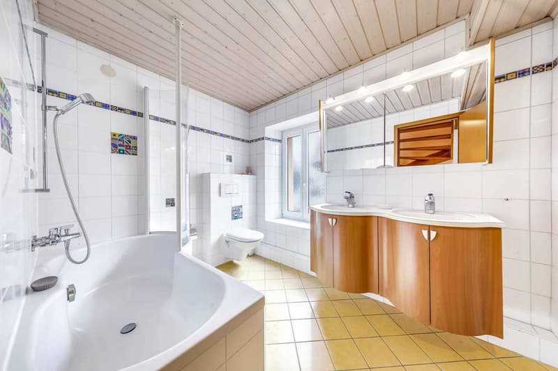 Salle de bains avec WC