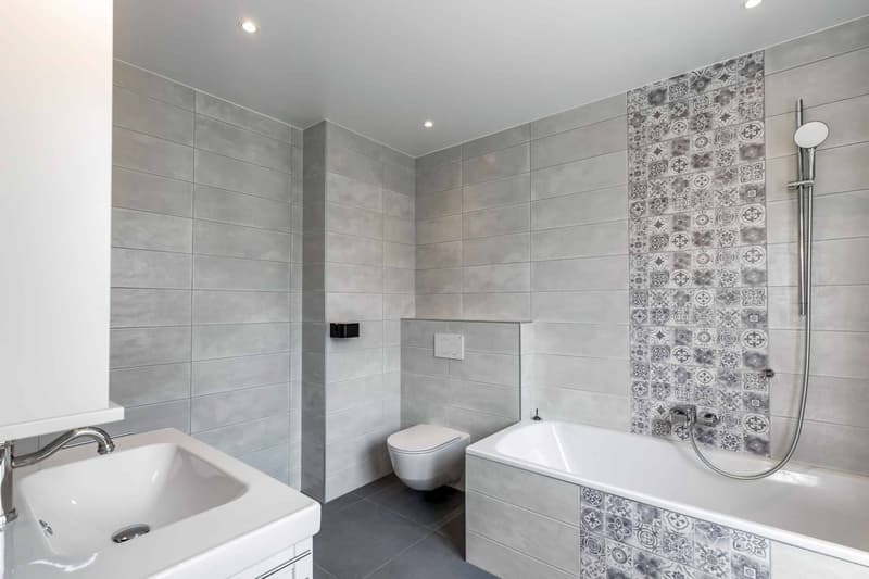 Salle de bains en suite avec WC