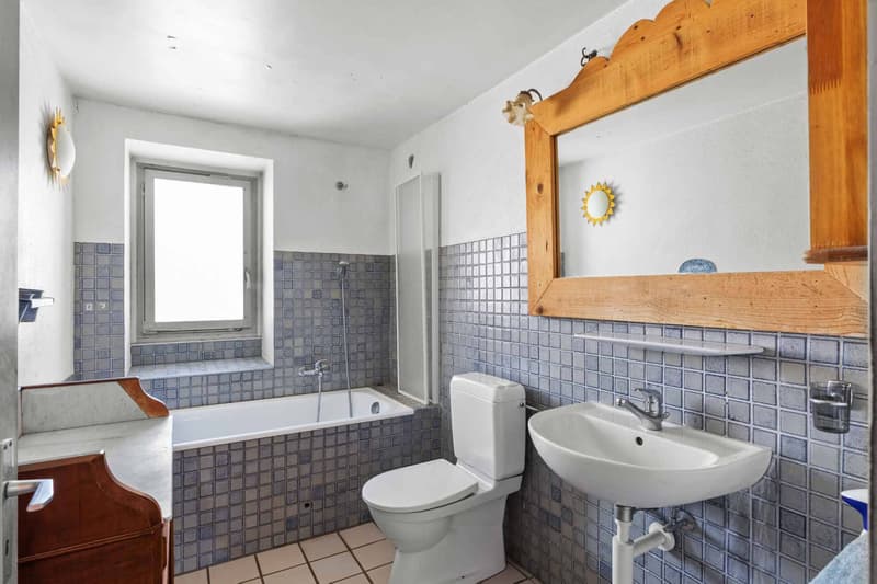 Salle de bains avec WC