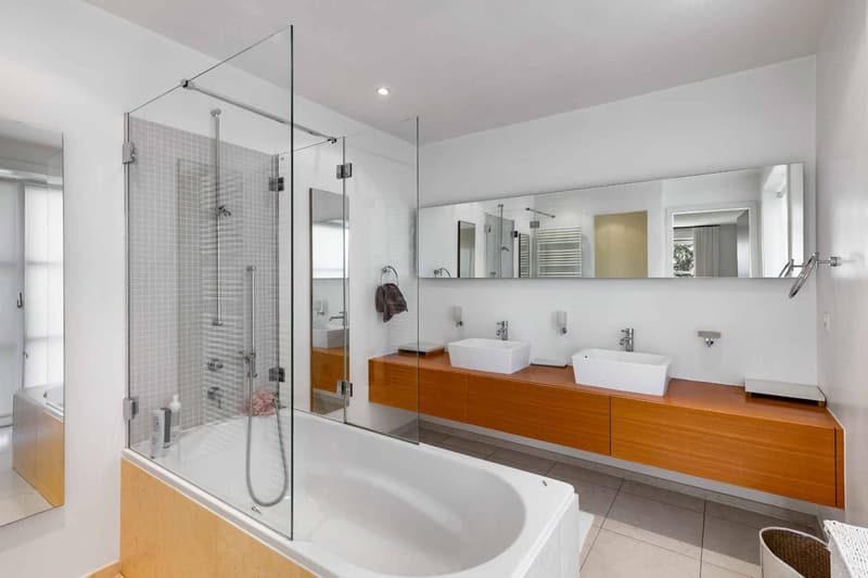 Salle de bains avec WC en suite