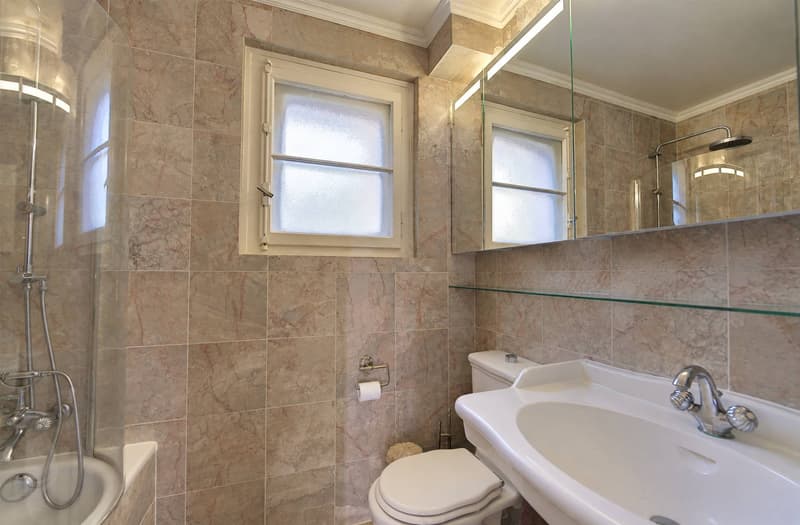 Salle de bains avec WC