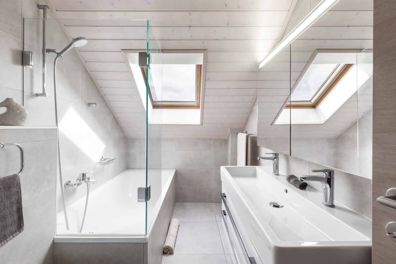 Salle de bains avec WC