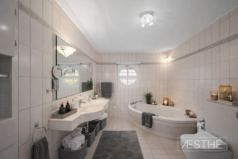 Grosses Einfamilienhaus mit Pool, Weitsicht und Privatsphäre (11)