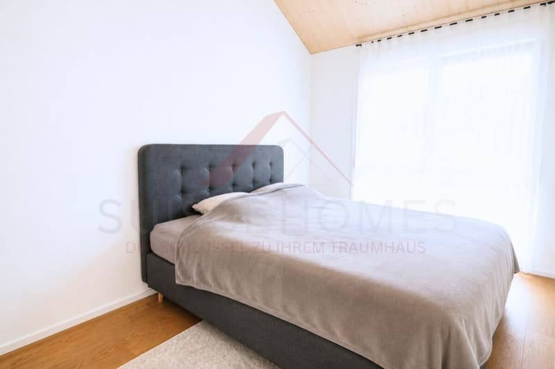 Neuwertiges 5.5-Zimmer-Reihenhaus mit Pool und grosszügigem Grundstück (16)