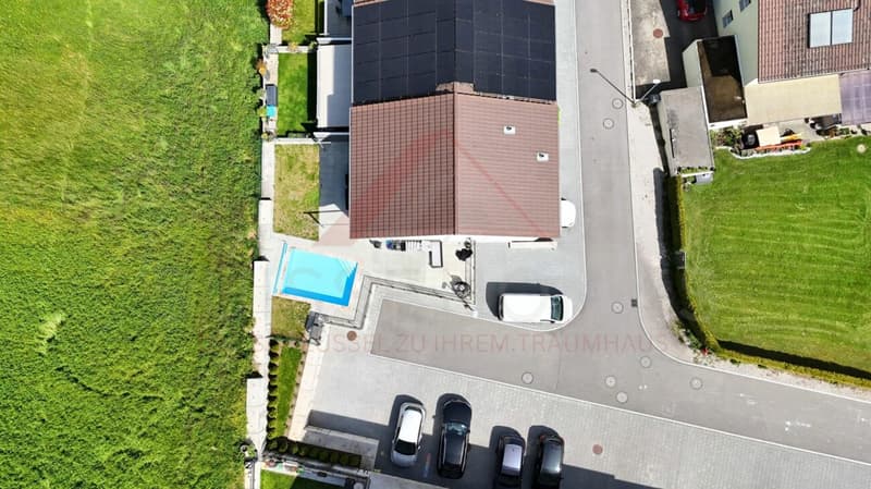 Neuwertiges 5.5-Zimmer-Reihenhaus mit Pool und grosszügigem Grundstück (19)