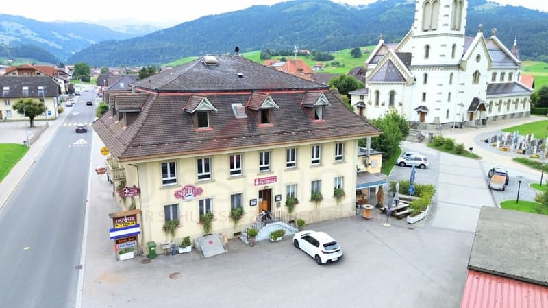 Attraktives Wohn- und Geschäftshaus mit Restaurant und Entwicklungsmöglichkeiten in Plaffeien (1)