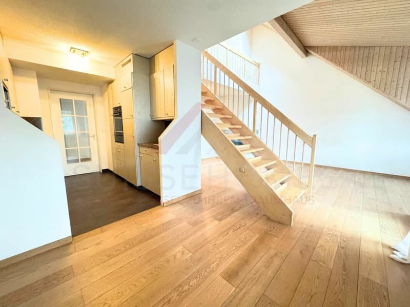 Grosszügige 4.5-Zimmer-Maisonettewohnung mit Galerie und Cheminée in 8603 Schwerzenbach (4)
