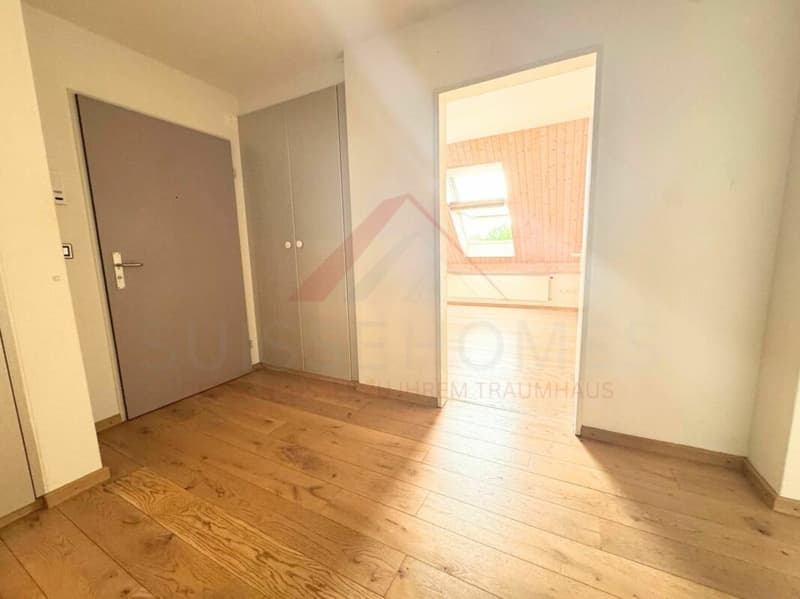 Grosszügige 4.5-Zimmer-Maisonettewohnung mit Galerie und Cheminée in 8603 Schwerzenbach (3)
