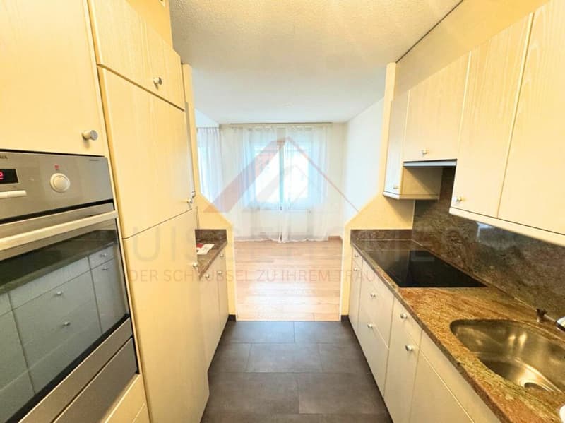Grosszügige 4.5-Zimmer-Maisonettewohnung mit Galerie und Cheminée in 8603 Schwerzenbach (7)