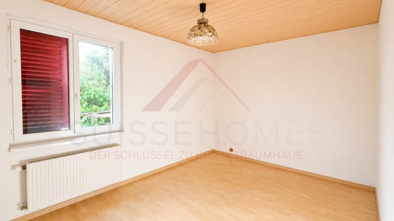 Vielseitiges Mehrfamilienhaus mit drei Wohneinheiten und attraktiven Gewerbeflächen (6)