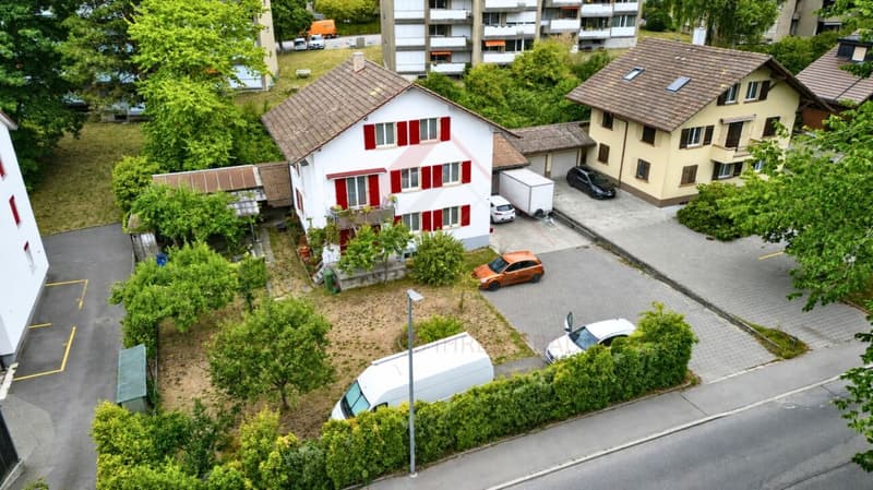 Vielseitiges Mehrfamilienhaus mit drei Wohneinheiten und attraktiven Gewerbeflächen (1)