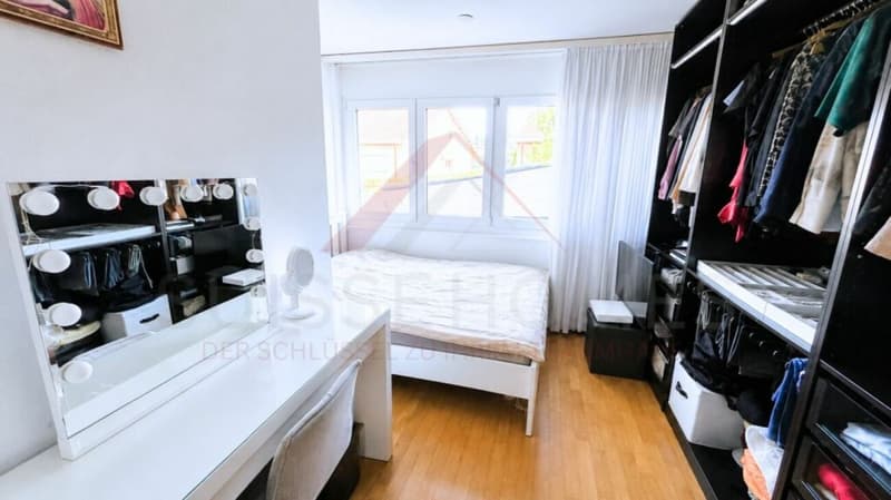 Grosszügiges 5.5-Zimmer-Wohnangebot mit See- und Bergsicht in Greppen (11)