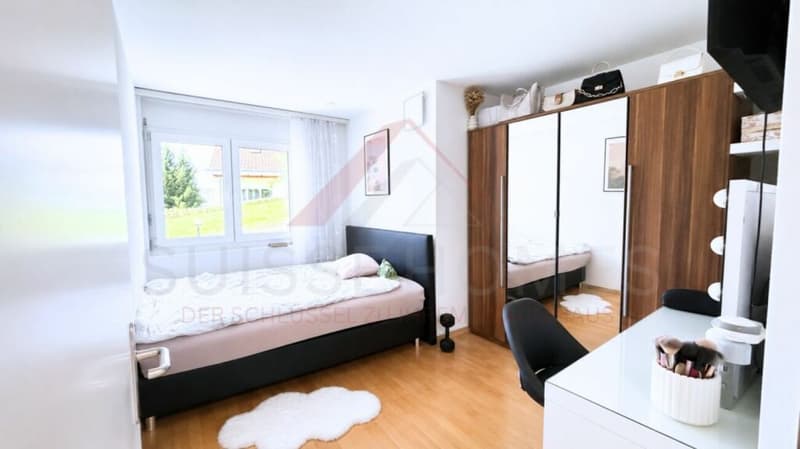 Grosszügiges 5.5-Zimmer-Wohnangebot mit See- und Bergsicht in Greppen (12)