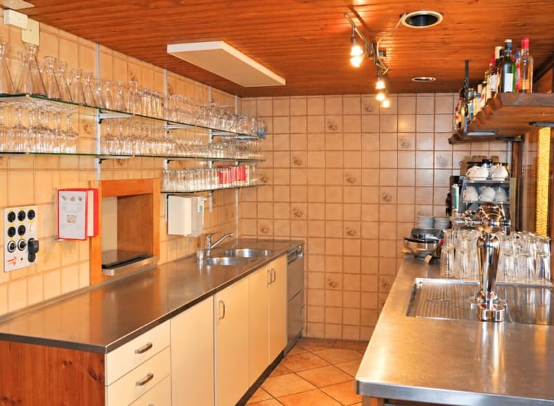 Vielseitiges Wohn- und Geschäftshaus mit Restaurant, Saal und zwei Wohnungen in Mülchi (6)