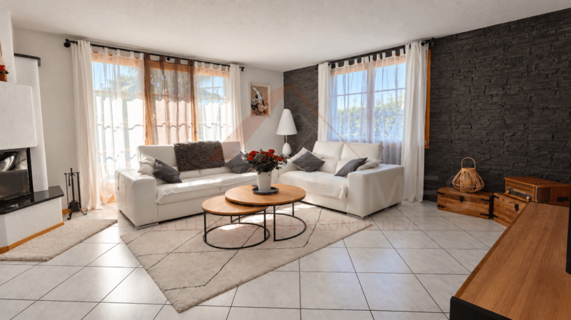 Maison individuelle 5.5 pièces rénovée avec piscine, photovoltaïque et 4 places de parc (5)