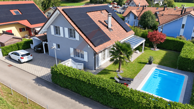 Maison individuelle 5.5 pièces rénovée avec piscine, photovoltaïque et 4 places de parc (1)