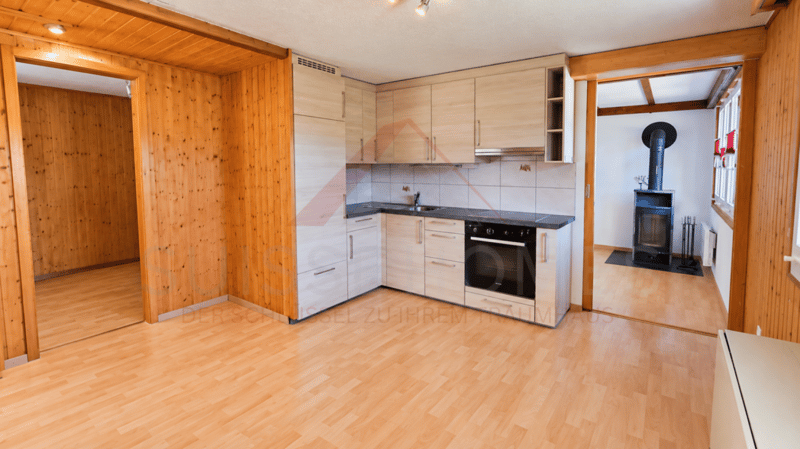 Charmantes 5.5-Zimmer-Chalet mit 2 Wohneinheiten, Schwedenöfen & riesigem Gartentraum in Plasselb (5)