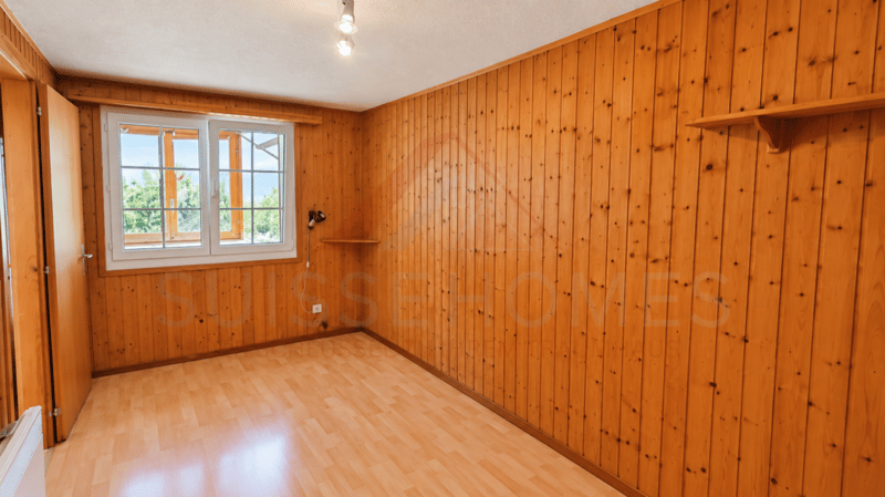 Charmantes 5.5-Zimmer-Chalet mit 2 Wohneinheiten, Schwedenöfen & riesigem Gartentraum in Plasselb (7)