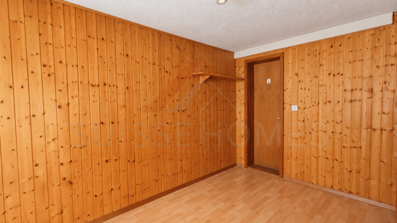 Charmantes 5.5-Zimmer-Chalet mit 2 Wohneinheiten, Schwedenöfen & riesigem Gartentraum in Plasselb (8)