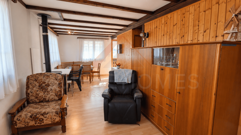 Charmantes 5.5-Zimmer-Chalet mit 2 Wohneinheiten, Schwedenöfen & riesigem Gartentraum in Plasselb (11)