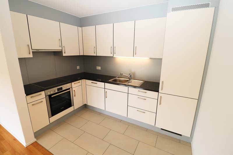 Helle 2.5-Zimmerwohnung mit Balkon in der Nähe des Rheins zu vermieten (4)