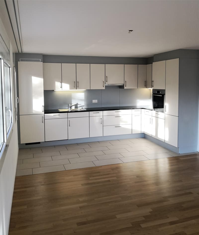 Schöne 4.5 Zimmerwohnung in Flurlingen zu vermieten in der Nähe des Rheins (2)