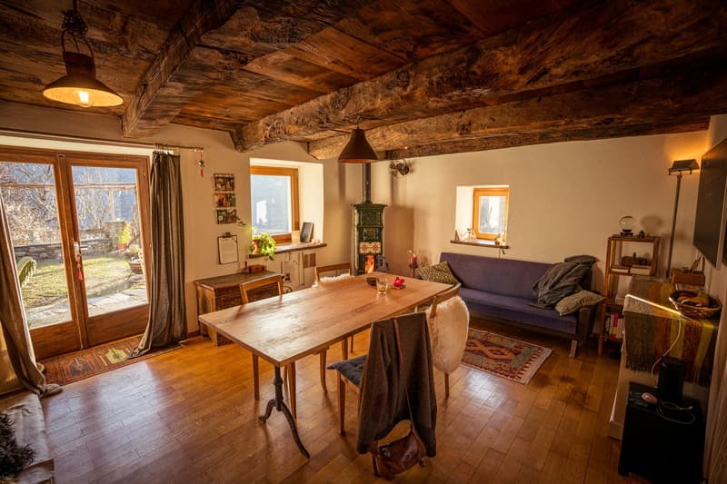 Rustikales Wohnzimmer mit Holzofen