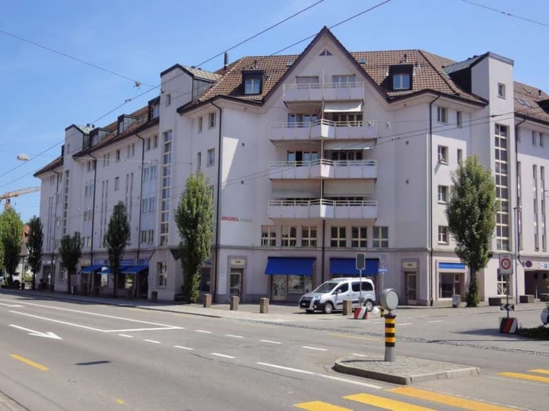 Aussenansicht mit Schaufenstern