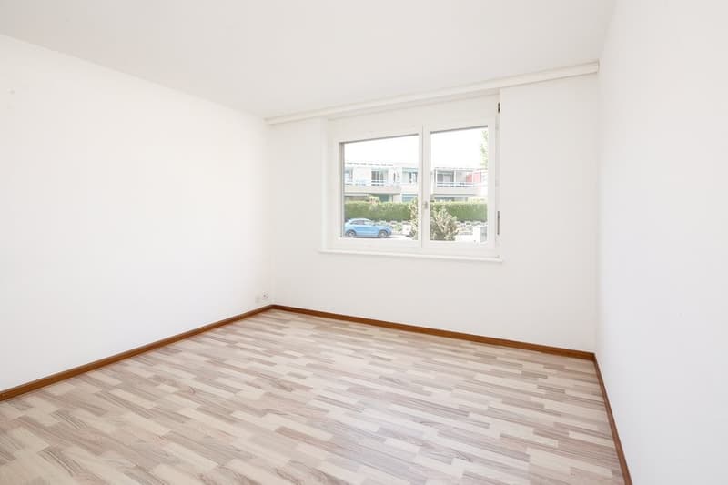 Grand logement offrant beaucoup d'espace et de lumière (6)