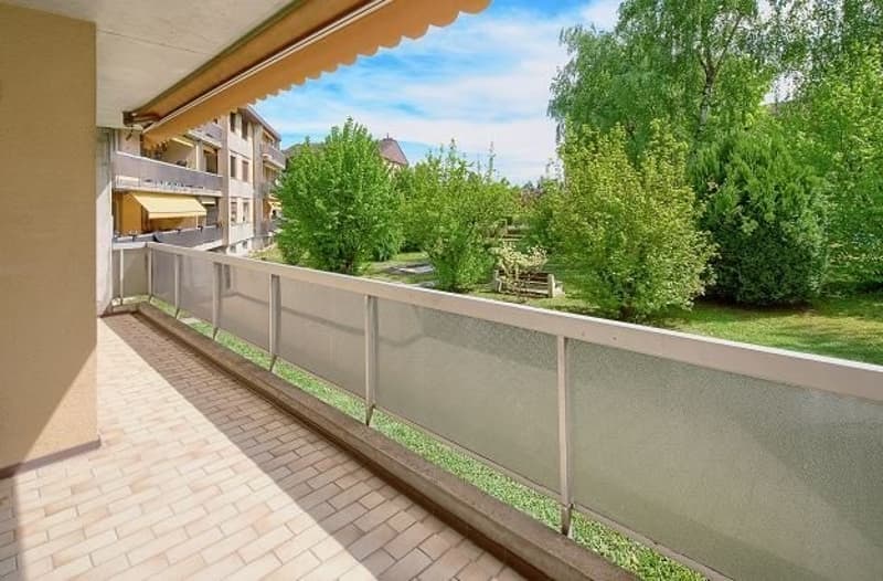 Grand logement offrant beaucoup d'espace et de lumière (2)