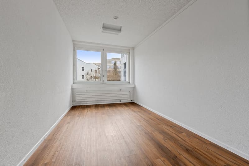 Move in instead of expanding: Office space between Zurich & Basel (6)