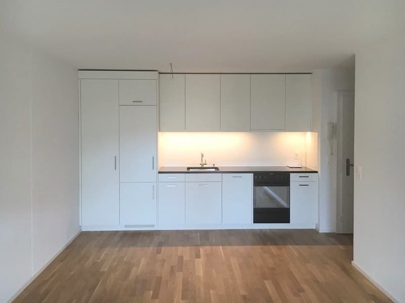 Moderne 2.5-Zimmerwohnung mit Balkon an zentraler Lage (2)