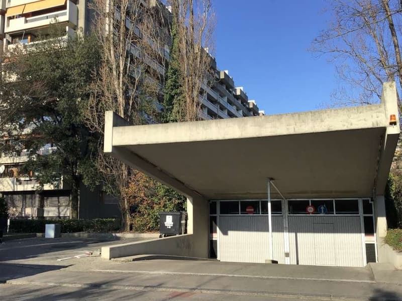 Parking intérieur à louer dans le complexe de la Tourelle (1)