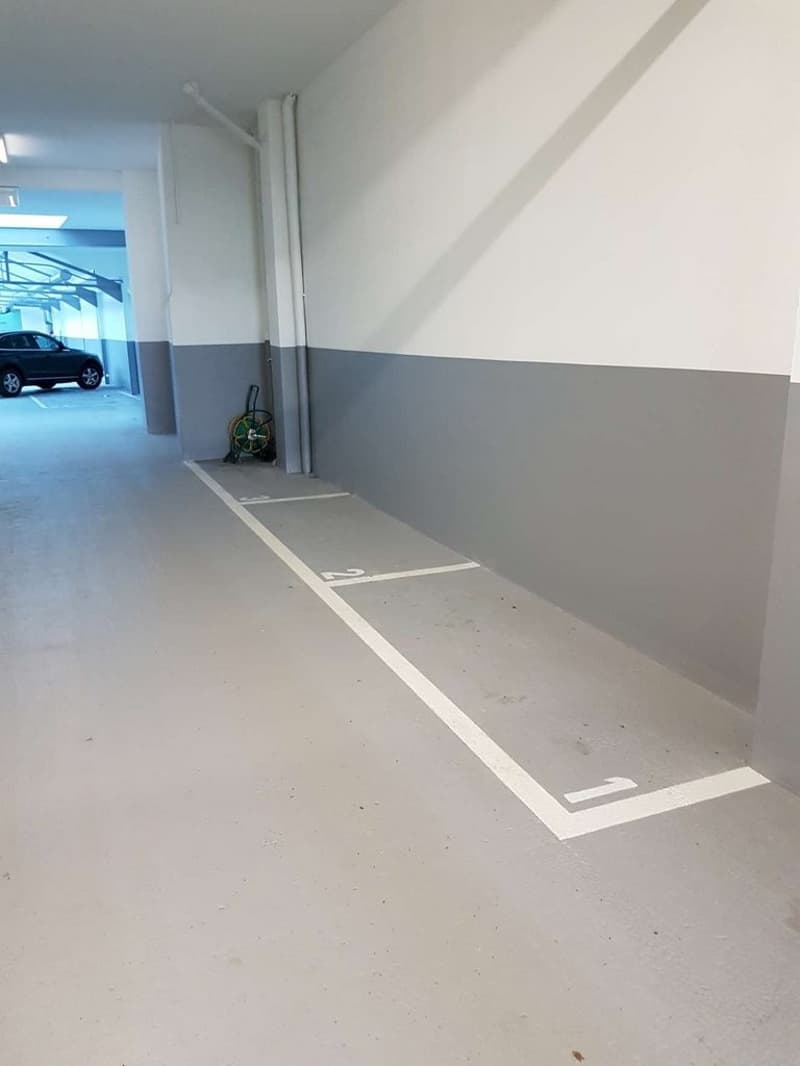 Un abri dans un parking couvert pour votre moto (3)