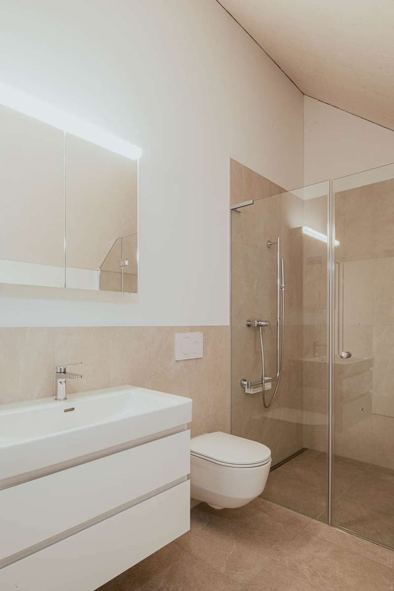 Badezimmer mit Dusche