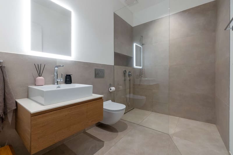 Badezimmer mit Dusche