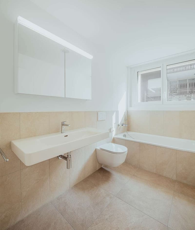 Badezimmer mit Bad