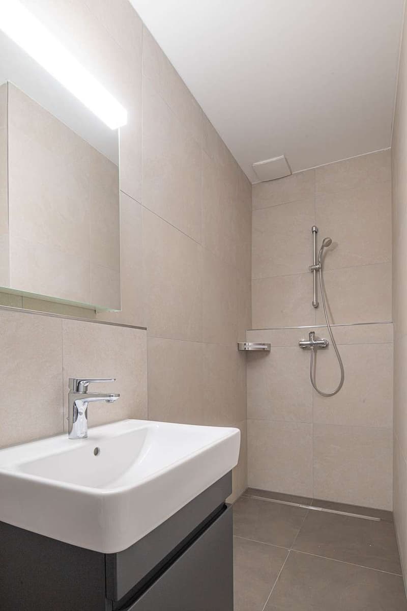 Badezimmer mit Dusche
