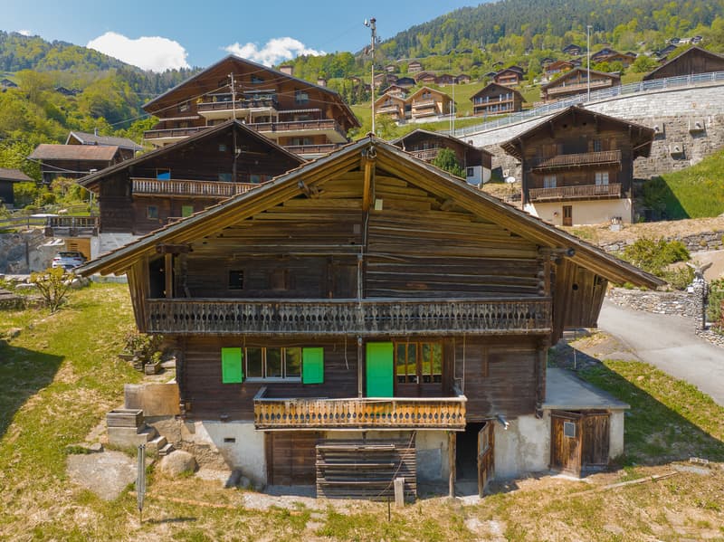 Authentique chalet valaisan à réinventer (3)