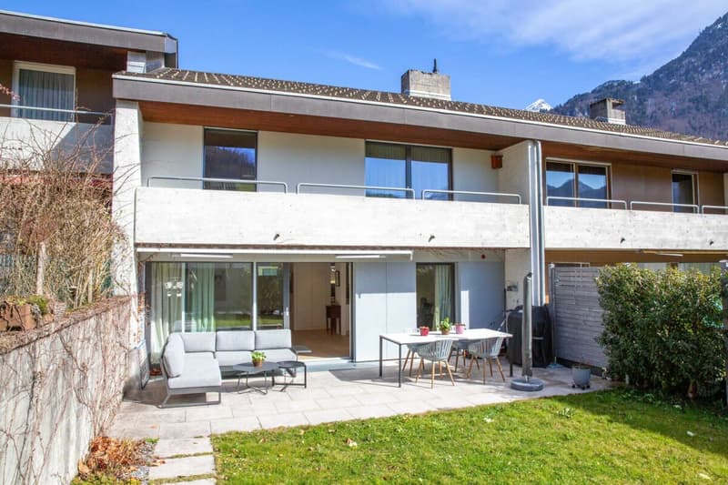 Felicità familiare con giardino: casa a schiera moderna a Glarus in affitto (7)