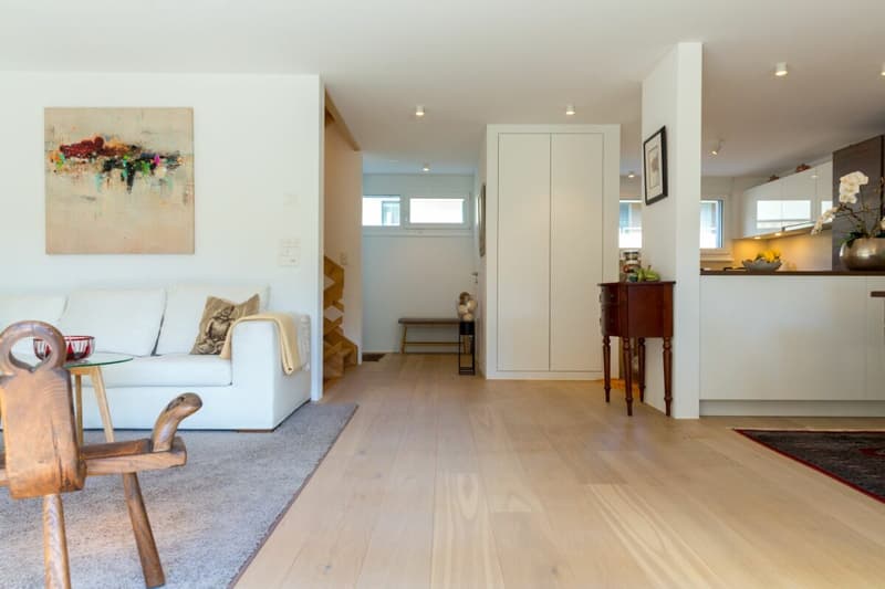 Felicità familiare con giardino: casa a schiera moderna a Glarus in affitto (4)