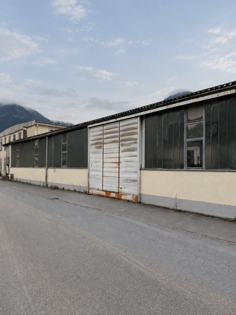 Aussen- und Einstellhallenplätze in Schwanden (2)